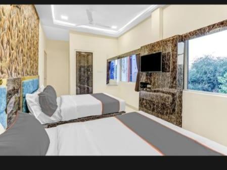 Hotel Bhavya Residency أحمد أباد الغرفة الصورة