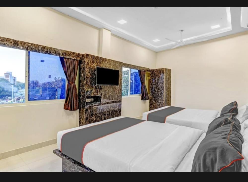 Hotel Bhavya Residency أحمد أباد الغرفة الصورة