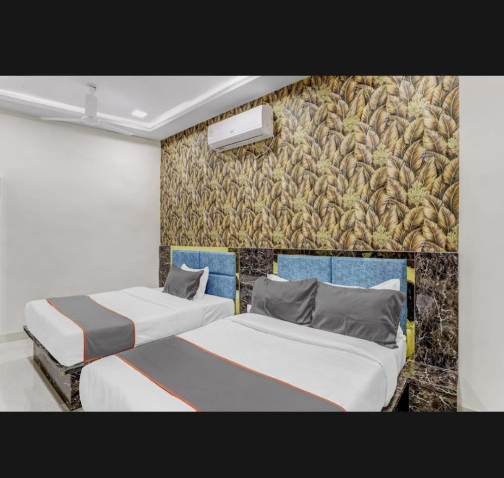 Hotel Bhavya Residency أحمد أباد الغرفة الصورة