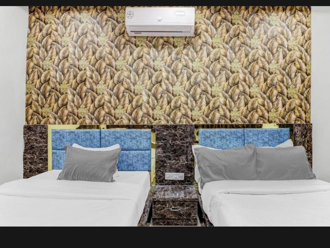 Hotel Bhavya Residency أحمد أباد الغرفة الصورة
